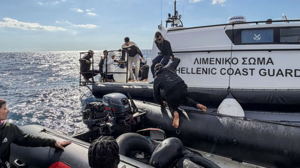 Presja migracyjna. Media: Grecja wykorzystuje zamaskowanych migrantów do odpychania innych