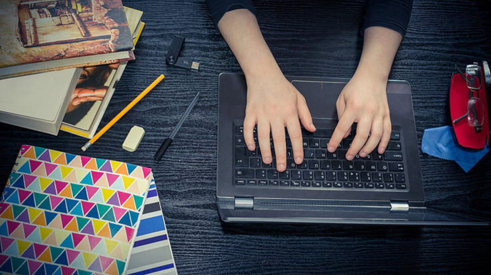 Analogowa kontrewolucja w szwedzkiej edukacji: powrót do książek i długopisów