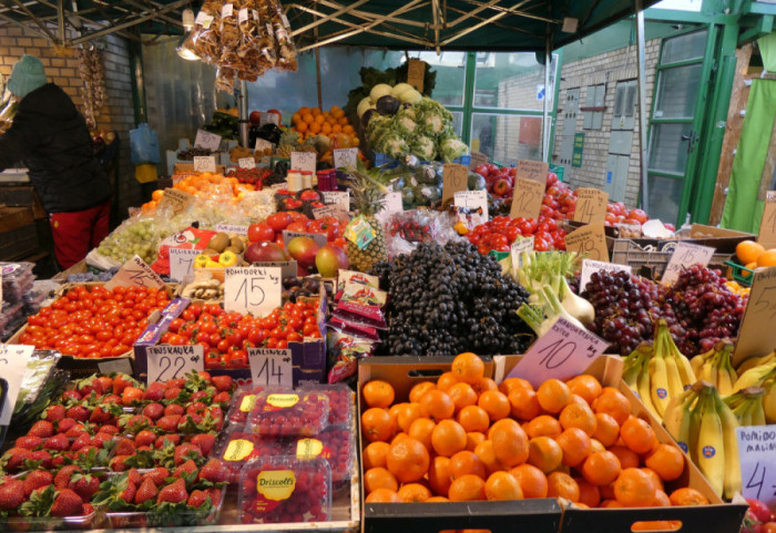 Cebula i jabłka znów na szczycie. Jakie warzywa i owoce jedzą Polacy?