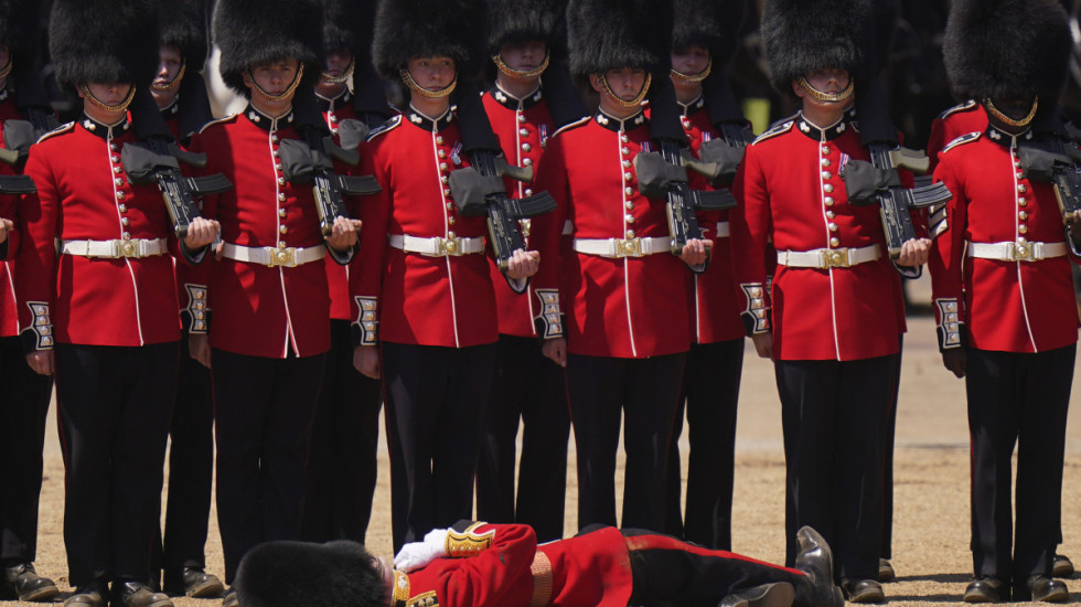 Ekspert: brytyjski rząd woli prowadzić walkę klas, niż wzmacniać armię