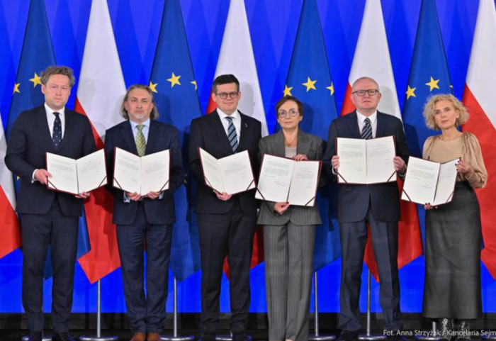 Polacy podzieleni w kwestii zaprzysiężenia sędziów TK w Sejmie