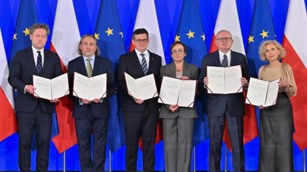 Polacy podzieleni w kwestii zaprzysiężenia sędziów TK w Sejmie