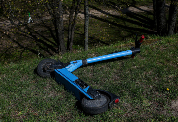 Wypadki na e-rowerach i hulajnogach to ryzyko urazu mózgu