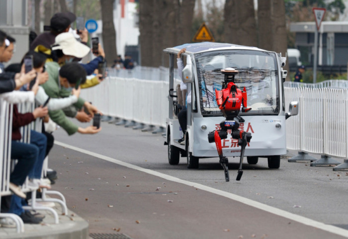 Robot humanoidalny zdecydowanie pokonał ludzi w pekińskim półmaratonie
