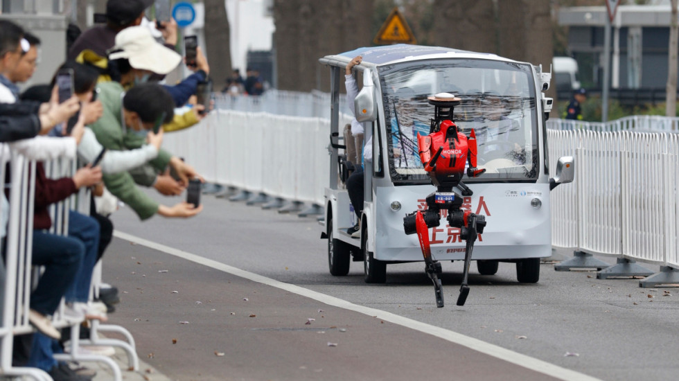 Robot humanoidalny zdecydowanie pokonał ludzi w pekińskim półmaratonie
