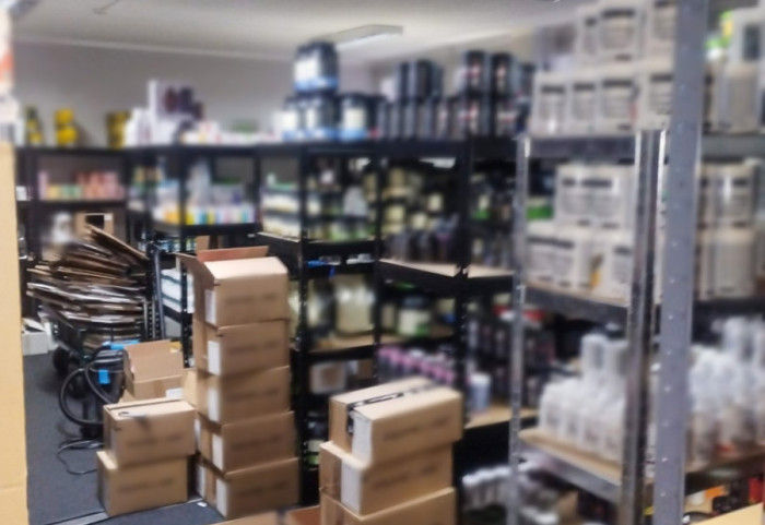 CBŚP rozbija grupę produkującą nielegalne leki. Sześć osób zatrzymanych