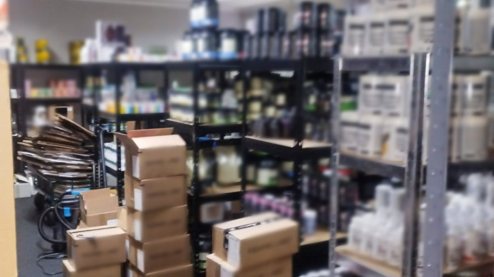 CBŚP rozbija grupę produkującą nielegalne leki. Sześć osób zatrzymanych