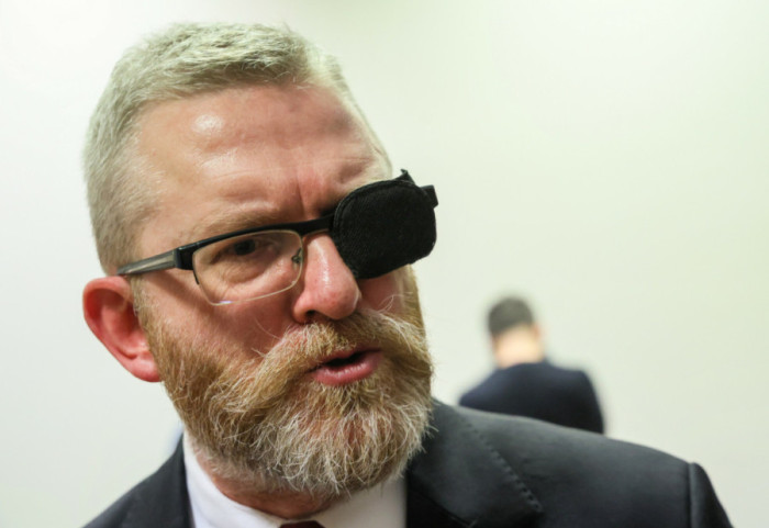 Prokuratura we Wrocławiu chce zatrzymać i siłowo doprowadzić Grzegorza Brauna. Pisze do szefowej PE