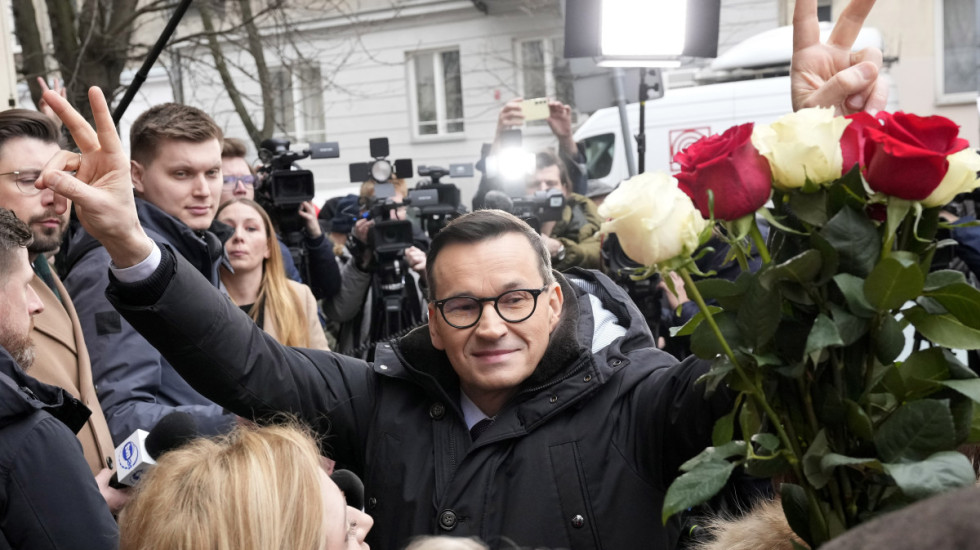 Sondaż: Morawiecki z własną partią tuż nad progiem. PiS traci, KO liderem