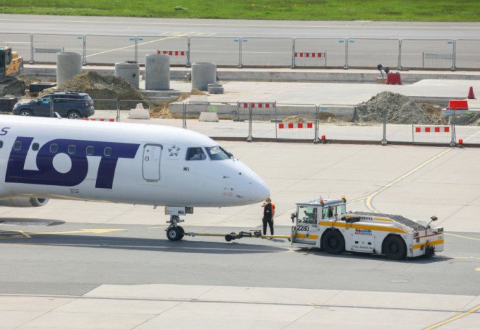 Ruch na Lotnisku Chopina spadł o 9 proc. - powodem konflikt na Bliskim Wschodzie
