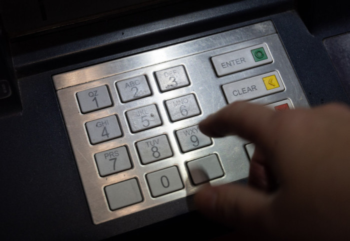 Polacy niezadowoleni z sytuacji ekonomicznej, pożyczają pieniądze poza bankami