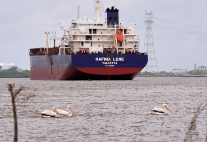 MAE, MFW i Bank Światowy ostrzegają przed "chomikowaniem" ropy naftowej