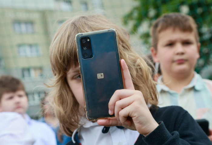 Zakaz korzystania ze smartfonów w szkołach. Co pokazują badania?