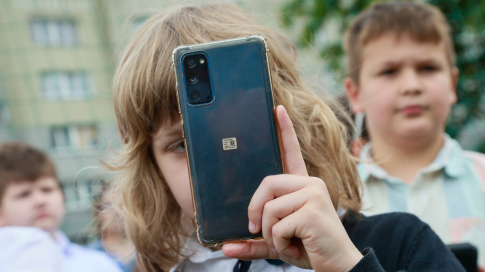 Zakaz korzystania ze smartfonów w szkołach. Co pokazują badania?