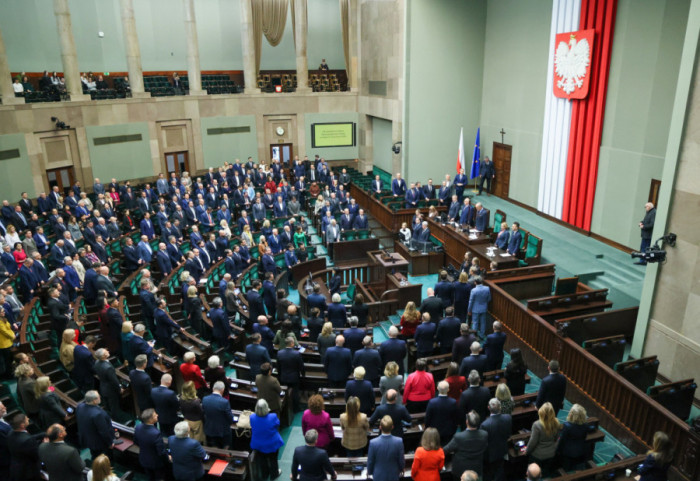 Sondaż. PiS zbliża się do PO. Wkrótce mijanka?