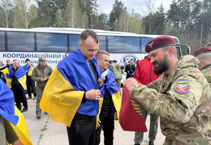 Wymiana jeńców między Ukrainą a Rosją. Prezydent Zełenski: 193 ukraińskich żołnierzy wraca do domu