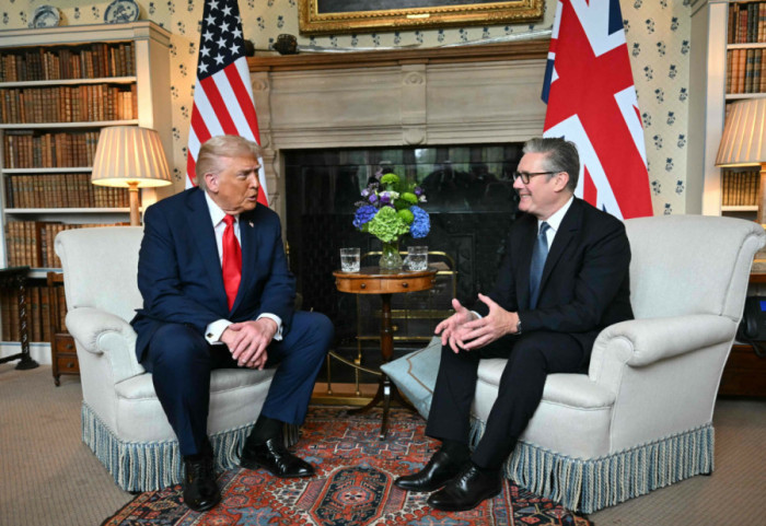 Keir Starmer rozmawiał z Donaldem Trumpem o strzelaninie w Waszyngtonie i blokadzie cieśniny Ormuz