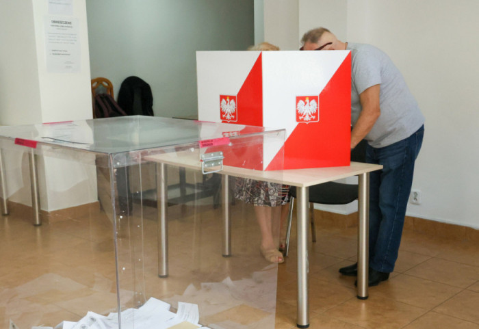 KO przed PiS w najnowszym sondażu Social Changes. Konfederacja trzecia, PSL i Polska 2050 pod progiem