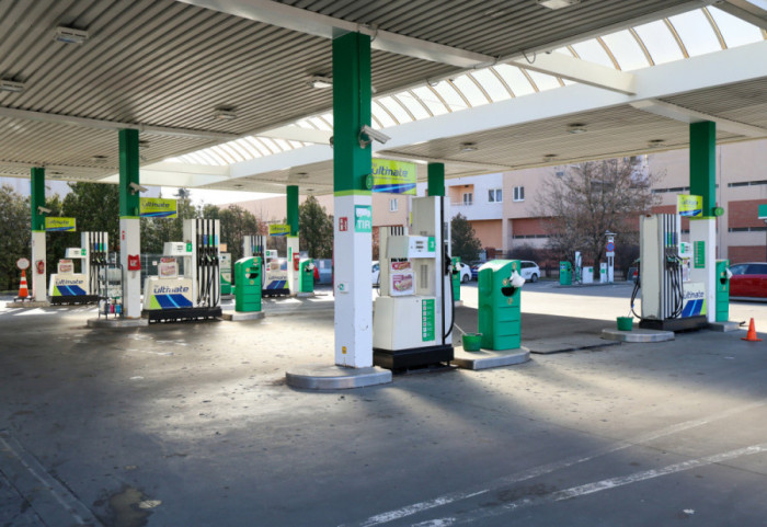 Niższy VAT i akcyza na paliwa przedłużone do 15 maja