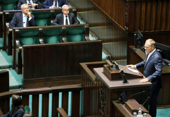 Sondaż: KO prowadzi, ale koalicja rządowa traci większość