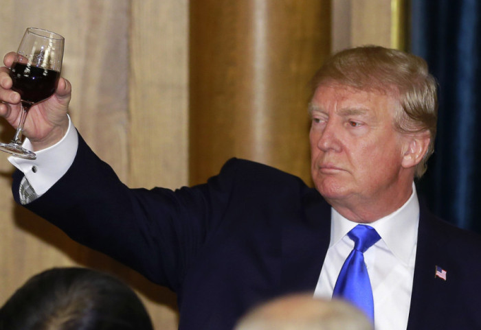 Pierwsze efekty wizyty Karola III w USA: Donald Trump znosi cła na szkocką whisky