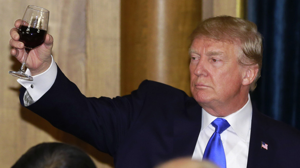 Pierwsze efekty wizyty Karola III w USA: Donald Trump znosi cła na szkocką whisky