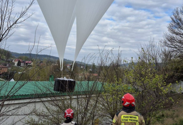 Balon przemytniczy z papierosami. Policja sprawdzi pochodzenie pakunku