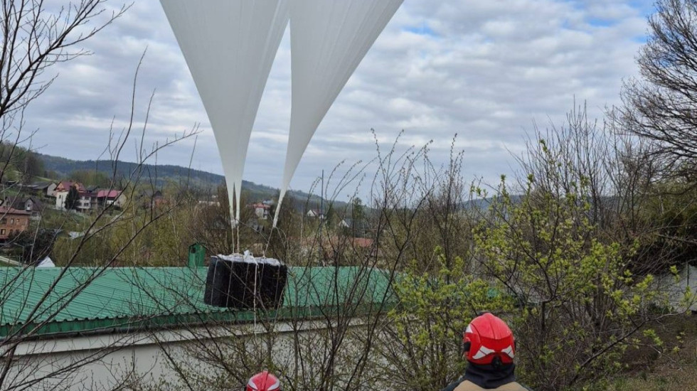 Balon przemytniczy z papierosami. Policja sprawdzi pochodzenie pakunku