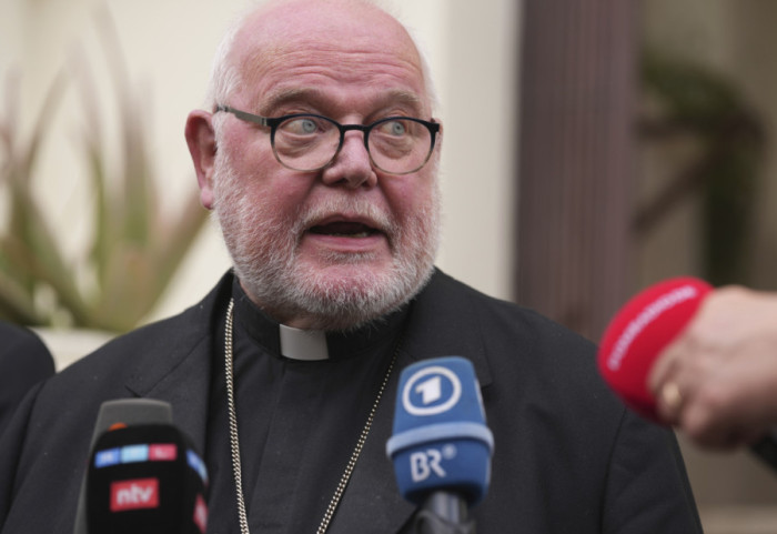Niemiecki kardynał zezwala na błogosławienie par homoseksualnych