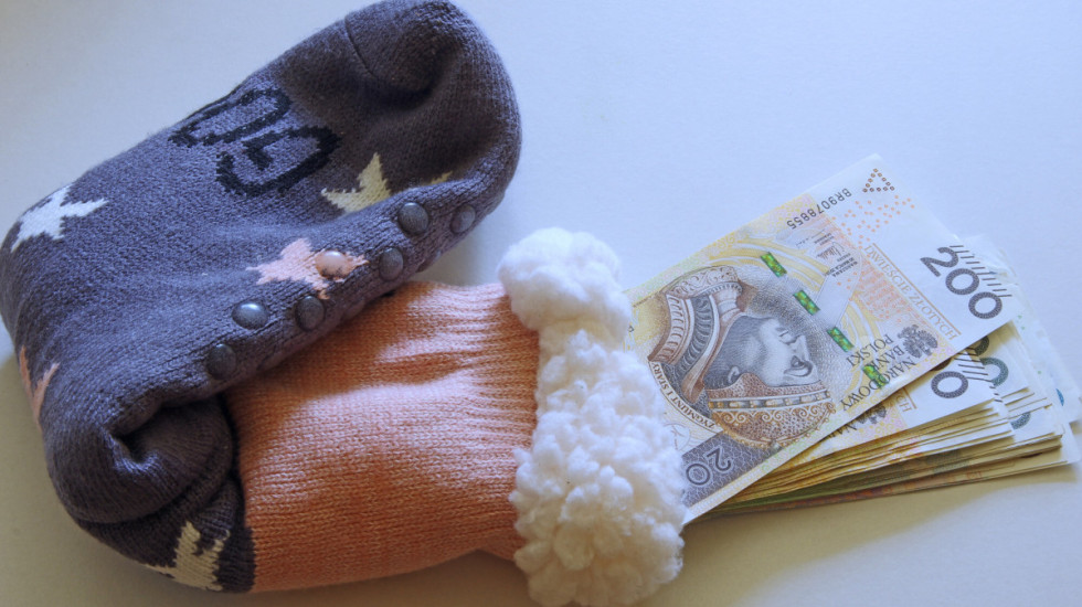 Dlaczego Polacy coraz częściej wyciągają pieniądze z banków? "Na czarną godzinę"