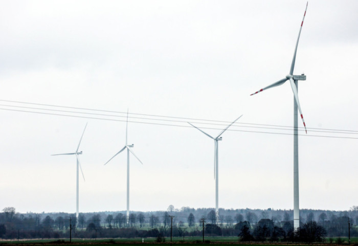 Administracja prezydenta Trumpa wstrzymuje projekty energetyki wiatrowej