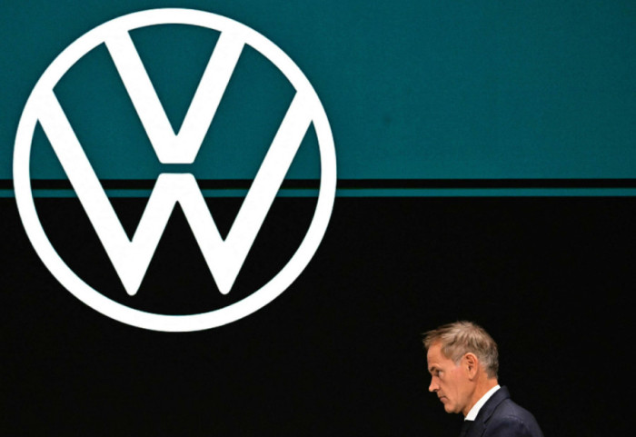 25-procentowe cła Trumpa uderzają w gigantów automotive: akcje BMW i VW ostro w dół