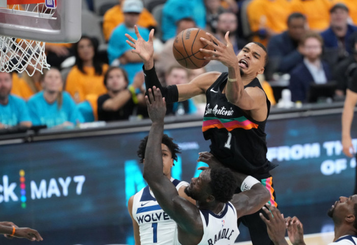 NBA Playoffs: Knicks deklasują 76ers, Sochan na ławce, porażka San Antonio - w tle historyczny wyczyn Wembanyamy