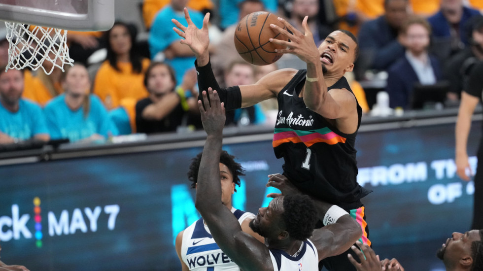 NBA Playoffs: Knicks deklasują 76ers, Sochan na ławce, porażka San Antonio - w tle historyczny wyczyn Wembanyamy