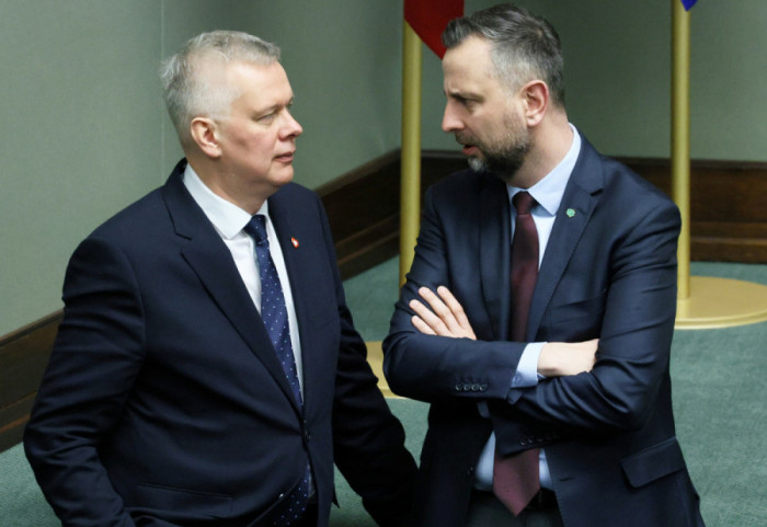 Ponad 70 nowych oficerów SKW odebrało akty mianowania od szefa MON