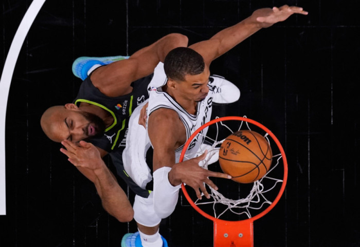 NBA: rozpędzeni Knicks z kolejną wygraną nad 76ers, Spurs deklasują Timberwolves
