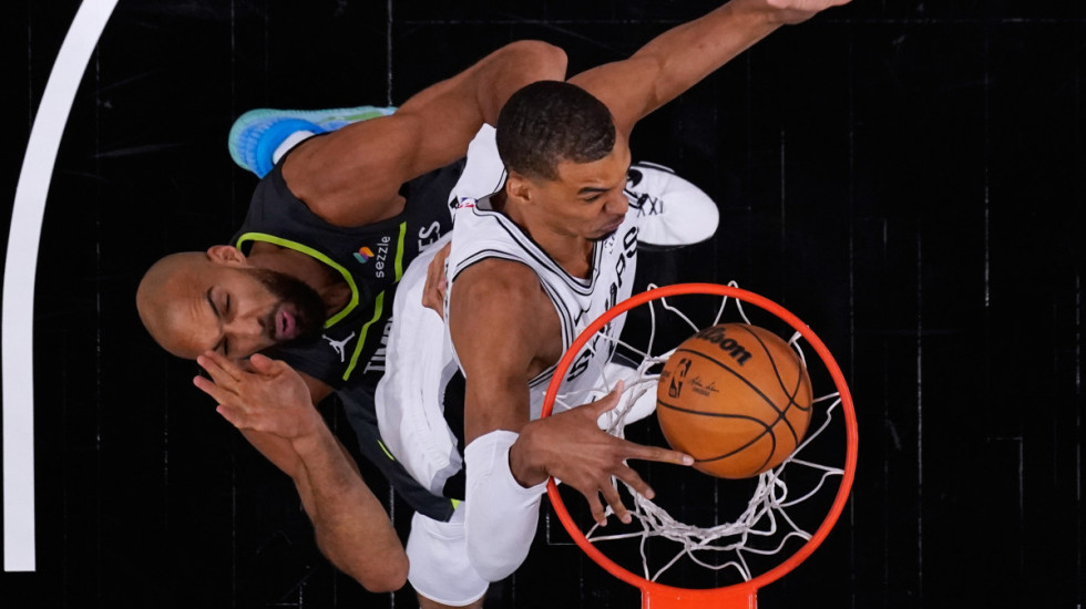 NBA: rozpędzeni Knicks z kolejną wygraną nad 76ers, Spurs deklasują Timberwolves