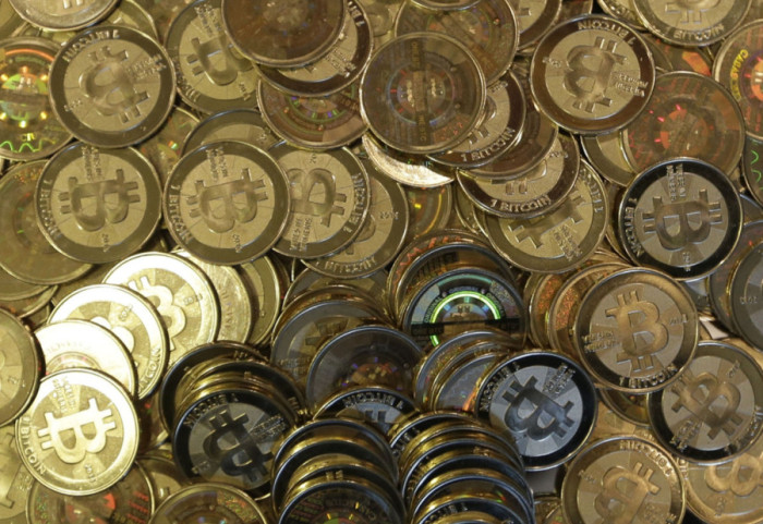 Sikorski i Przydacz kłócą się o kryptowaluty. Dyrektywa czy rozporządzenie?