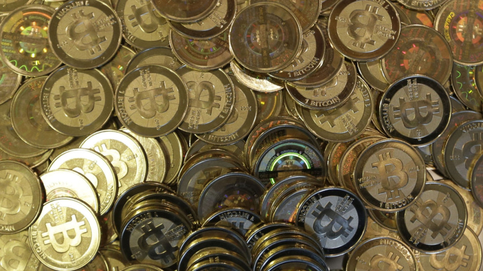 Sikorski i Przydacz kłócą się o kryptowaluty. Dyrektywa czy rozporządzenie?