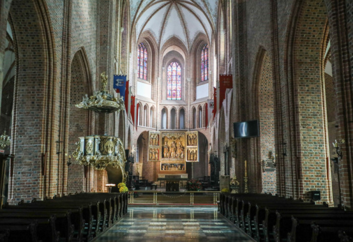 Sąd umorzył sprawę oskarżonych o złośliwe przerwanie mszy w katedrze w Poznaniu. “To działanie było celowe”