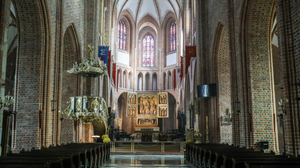 Sąd umorzył sprawę oskarżonych o złośliwe przerwanie mszy w katedrze w Poznaniu. “To działanie było celowe”