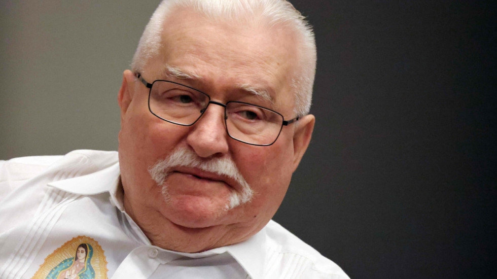 Wałęsa żąda przywrócenia tablicy lub zwrotu darowizny