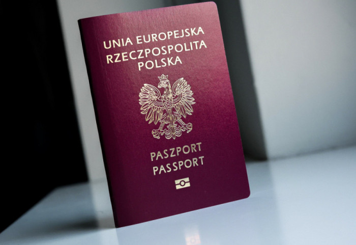 MSWiA zaostrzy przepisy dotyczące polskiego obywatelstwa? Czarnek: “Nie może być rozdawane jak kupony promocyjne”