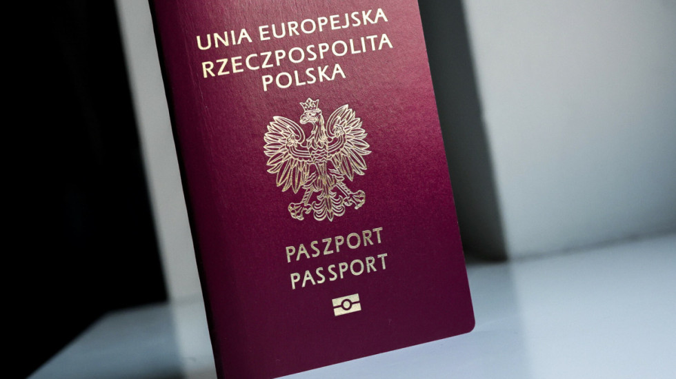 MSWiA zaostrzy przepisy dotyczące polskiego obywatelstwa? Czarnek: “Nie może być rozdawane jak kupony promocyjne”