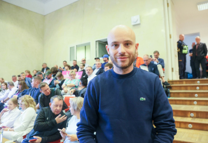 Impreza techno przed pałacem w Wilanowie. Śpiewak dla Newsmax Polska: To kryzys moralny