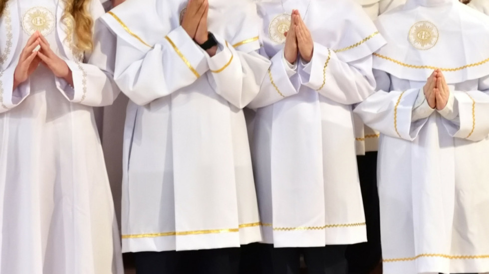 Komunia nie do pozadroszczenia. Goście świętowali, dzieci porysowały 40 samochodów