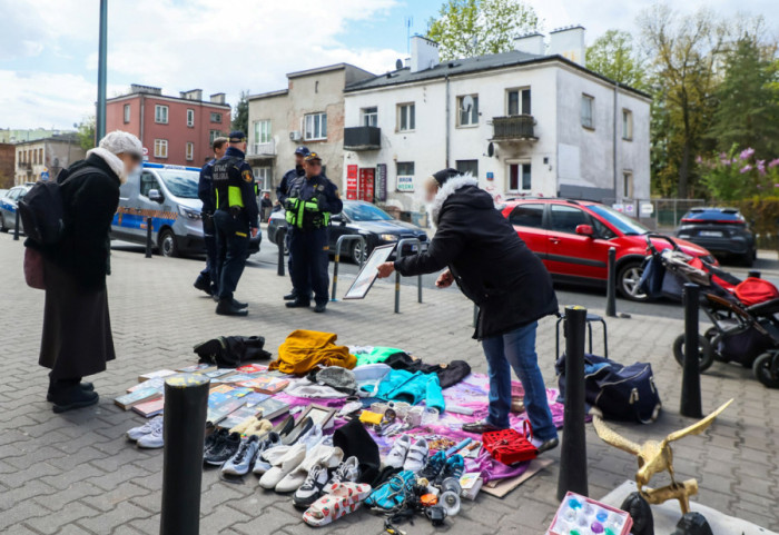 Nowe przepisy uderzają w handlarzy z targowisk. "Mam zważyć całego busa garniturów?"