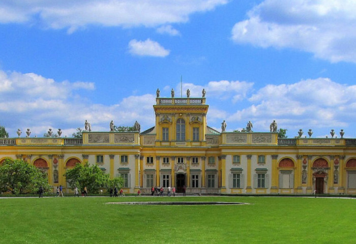 Kontrowersyjna impreza techno w Warszawie. Odwołano dyrektora muzeum w Wilanowie