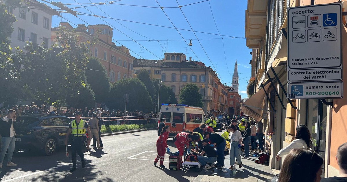 Atak w Modenie: kierowca wjechał w przechodniów, są ciężko ranni