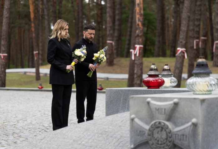 Zełenski złożył kwiaty na polskim cmentarzu pod Kijowem